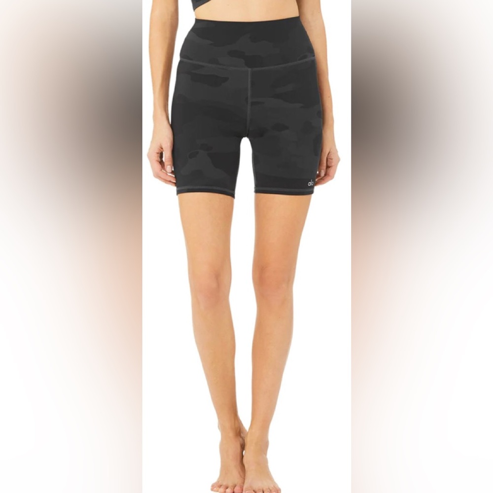 ALO yoga 7” high-waist vapor short- black camouflage Size XS